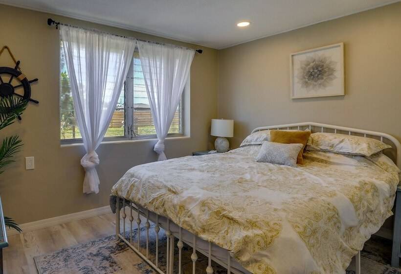 Englewood Vacation Home W/ Screened Porch!