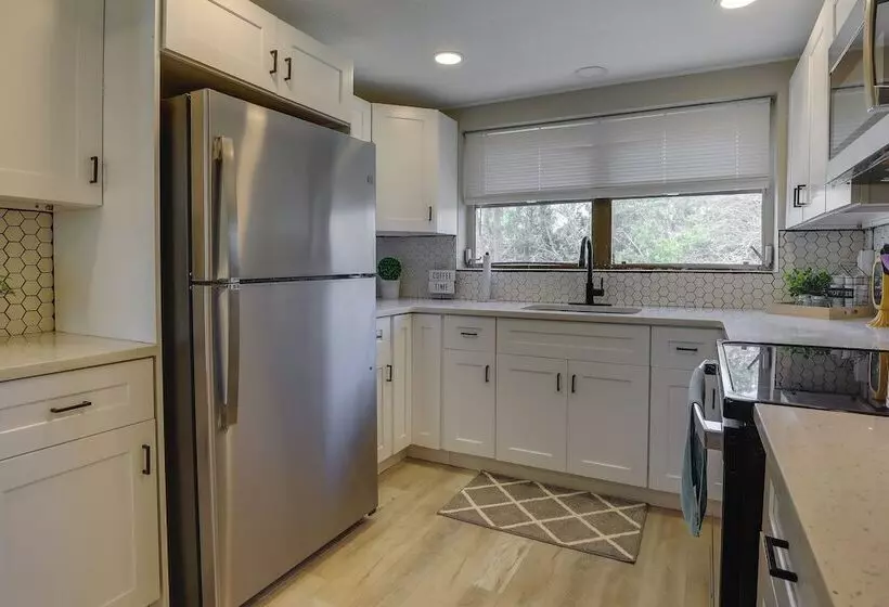 Englewood Vacation Home W/ Screened Porch!