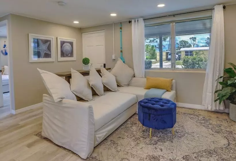 Englewood Vacation Home W/ Screened Porch!