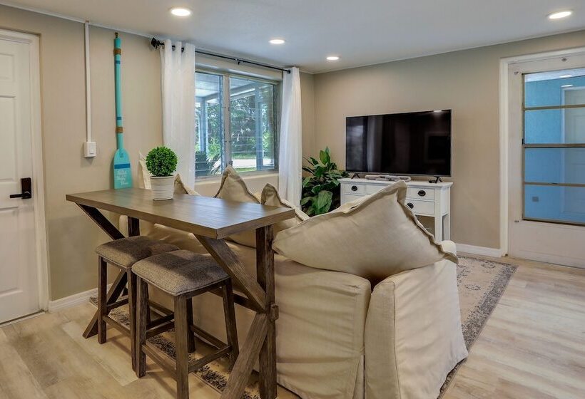 Englewood Vacation Home W/ Screened Porch!