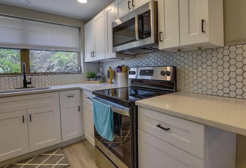 Englewood Vacation Home W/ Screened Porch!