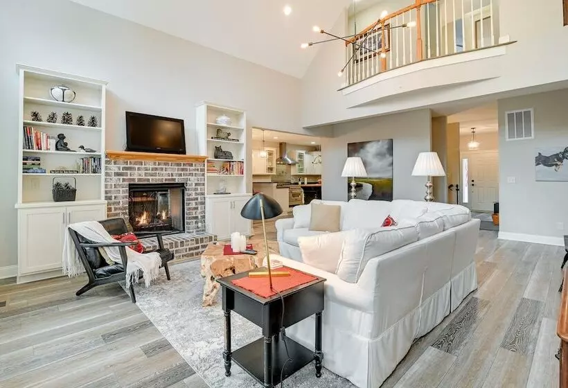 Expansive Georgetown Home W/ Decks & Fire Pit!