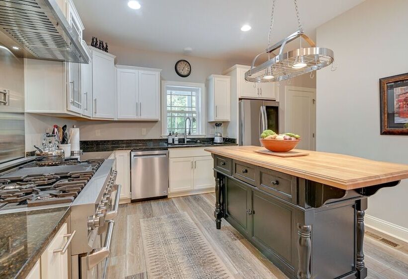 Expansive Georgetown Home W/ Decks & Fire Pit!