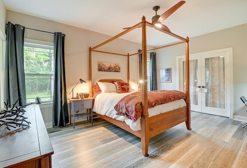 Expansive Georgetown Home W/ Decks & Fire Pit!