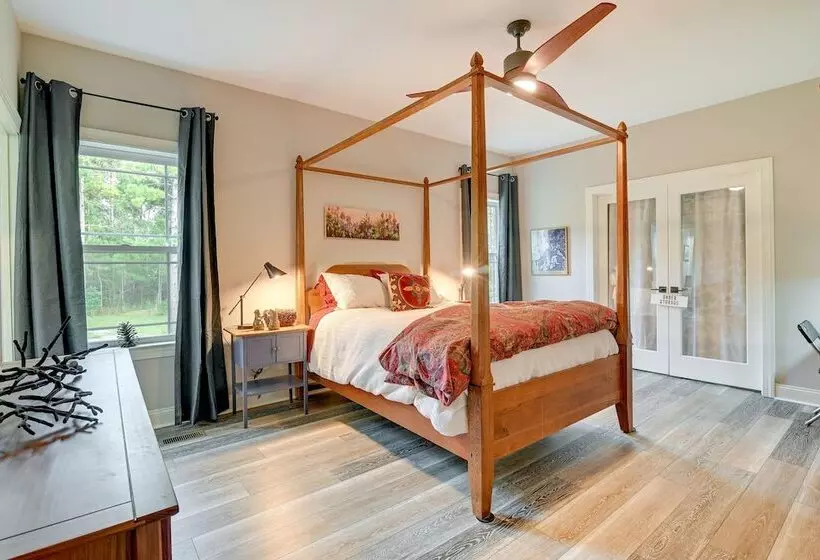 Expansive Georgetown Home W/ Decks & Fire Pit!