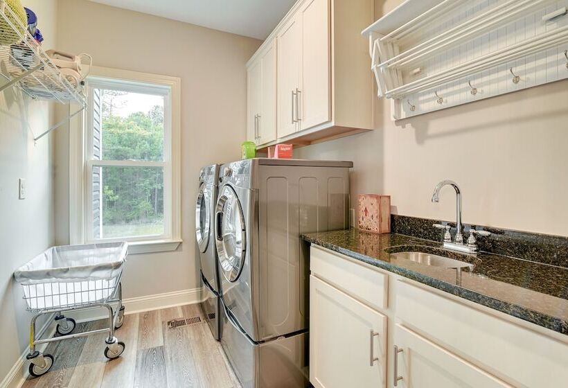 Expansive Georgetown Home W/ Decks & Fire Pit!