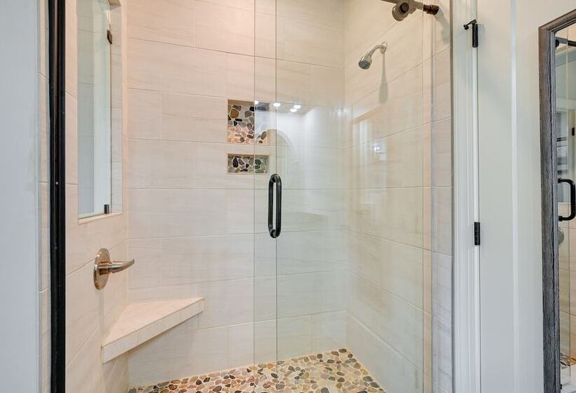 Expansive Georgetown Home W/ Decks & Fire Pit!