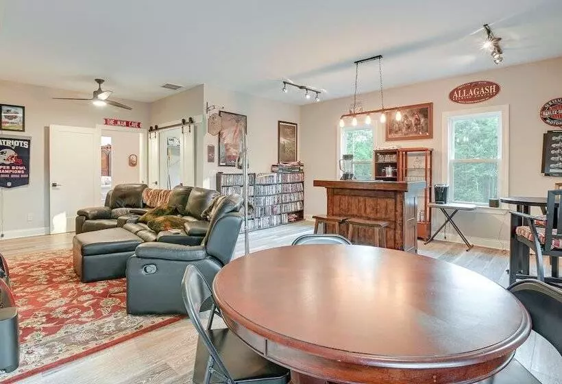 Expansive Georgetown Home W/ Decks & Fire Pit!