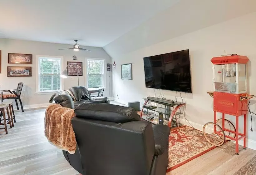 Expansive Georgetown Home W/ Decks & Fire Pit!