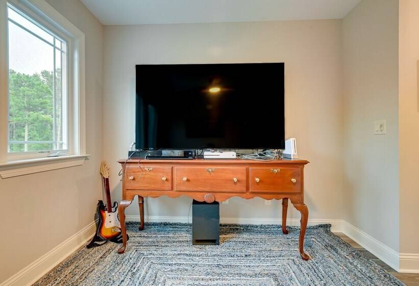 Expansive Georgetown Home W/ Decks & Fire Pit!