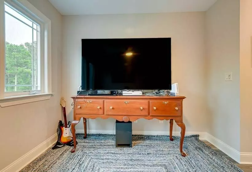 Expansive Georgetown Home W/ Decks & Fire Pit!