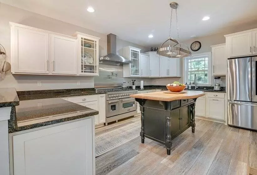 Expansive Georgetown Home W/ Decks & Fire Pit!