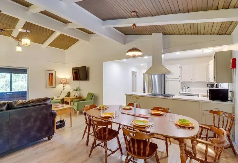 Greers Ferry Hideaway: Lake View, Boat Ramp Access