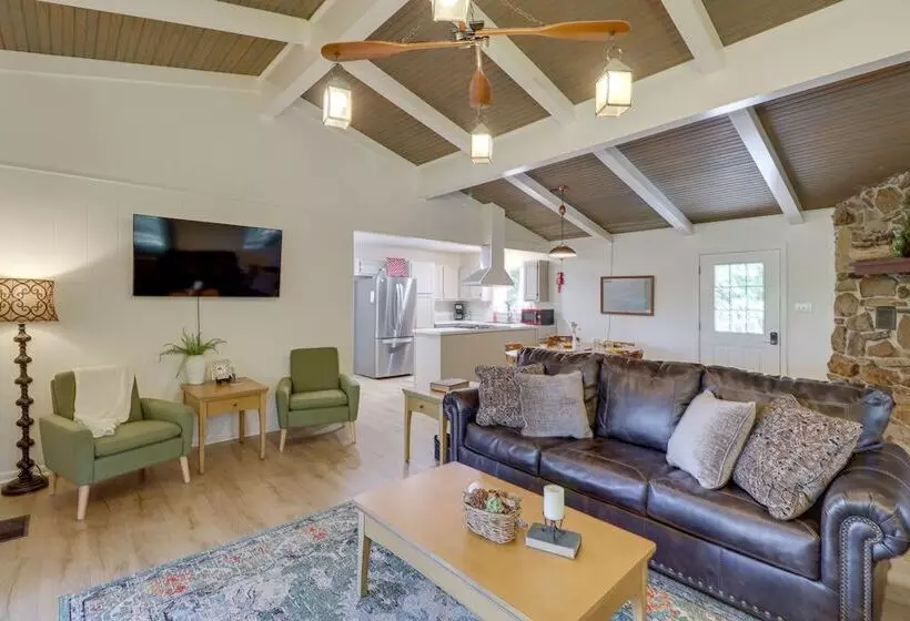 Greers Ferry Hideaway: Lake View, Boat Ramp Access