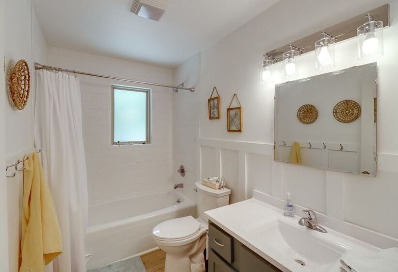 Greers Ferry Hideaway: Lake View, Boat Ramp Access