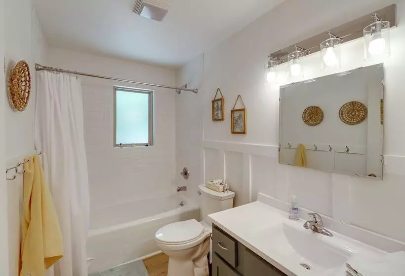 Greers Ferry Hideaway: Lake View, Boat Ramp Access