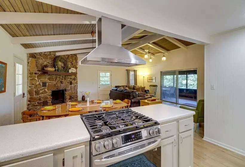 Greers Ferry Hideaway: Lake View, Boat Ramp Access