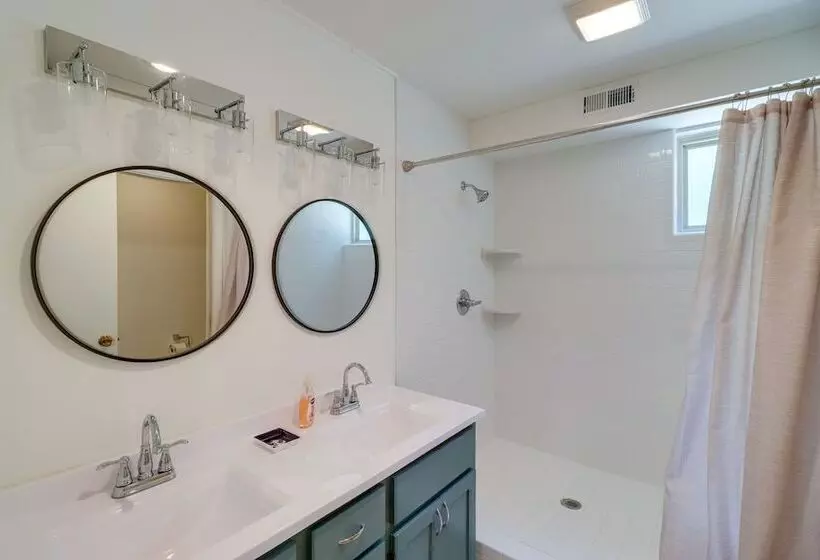 Greers Ferry Hideaway: Lake View, Boat Ramp Access