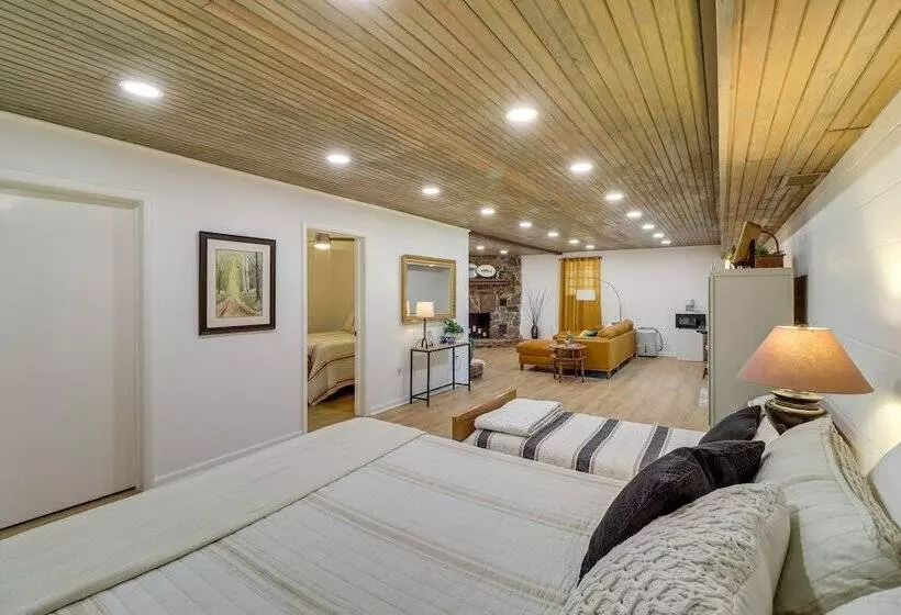 Greers Ferry Hideaway: Lake View, Boat Ramp Access