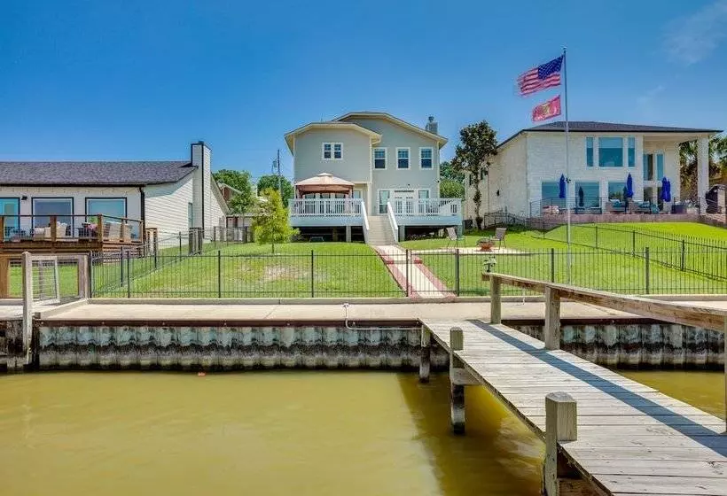 Home On Lake Livingston W/ Deck & 2 Fire Pits!