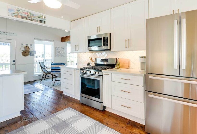 < 1 Mi To Ocean: Water View Home In Jamaica Beach