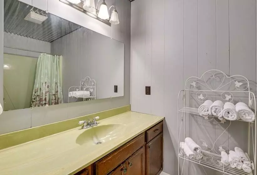 Lake Brownwood Home W/ Private Boat Dock!