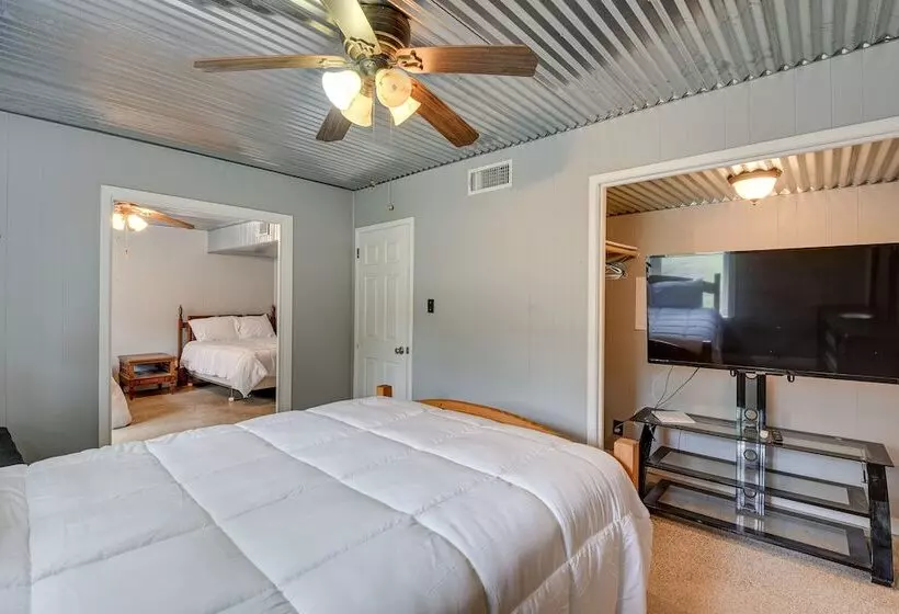 Lake Brownwood Home W/ Private Boat Dock!