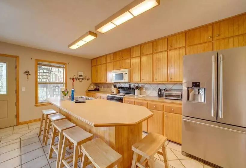 Lake Eufaula Retreat W/ Boat Slip & Fireplace!