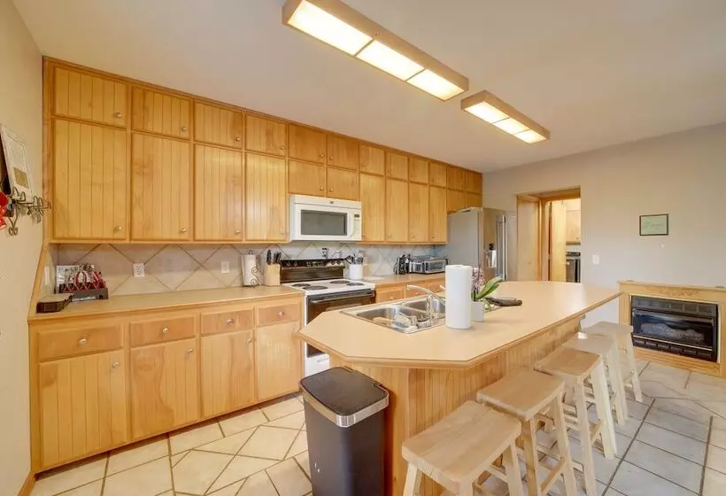 Lake Eufaula Retreat W/ Boat Slip & Fireplace!