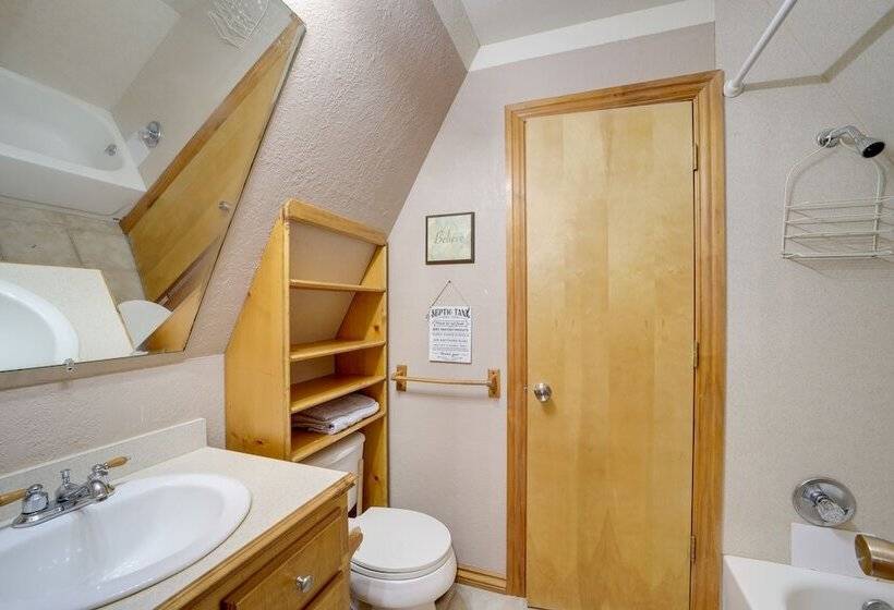 Lake Eufaula Retreat W/ Boat Slip & Fireplace!