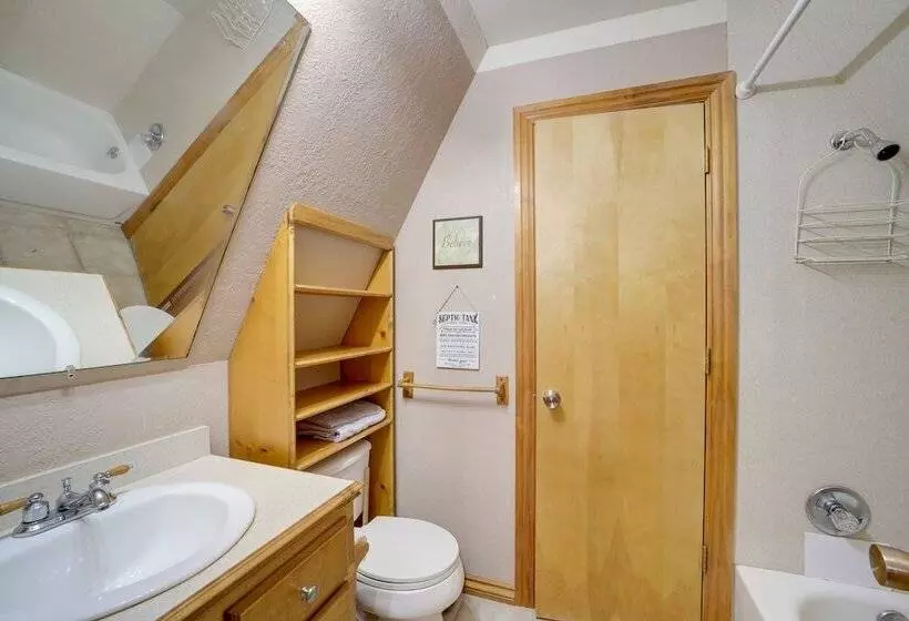 Lake Eufaula Retreat W/ Boat Slip & Fireplace!