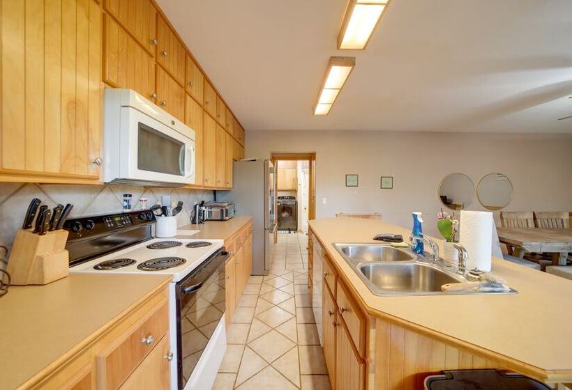 Lake Eufaula Retreat W/ Boat Slip & Fireplace!