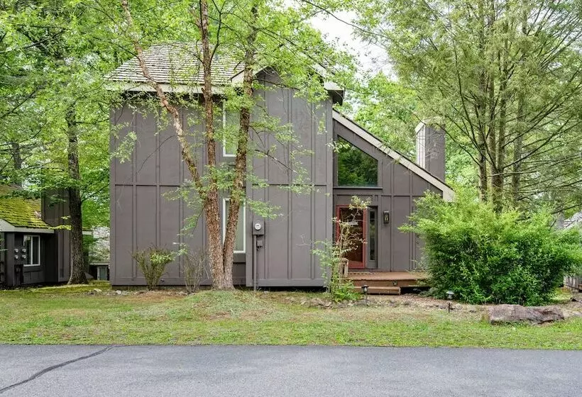 Lake Harmony Home W/ Screened Porch & Hot Tub!