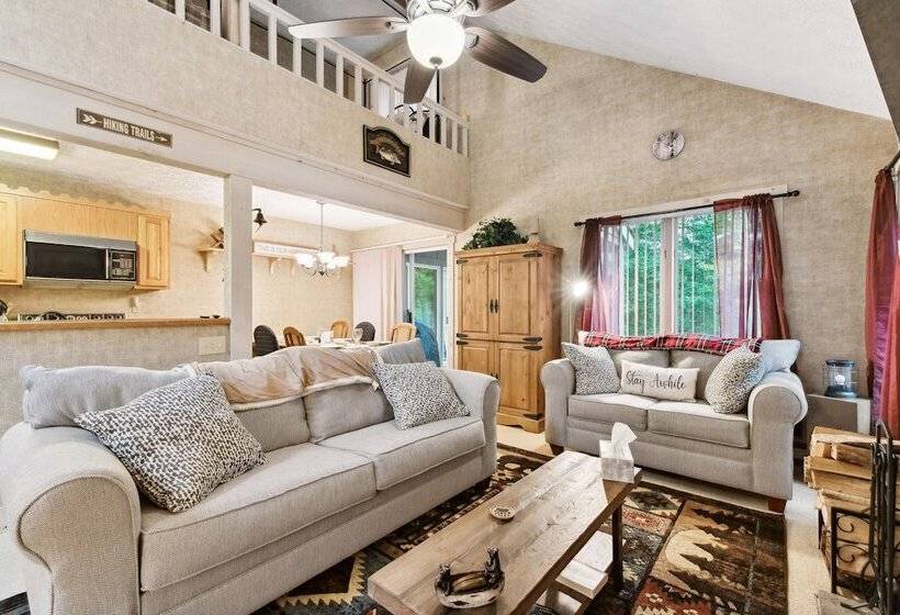 Lake Harmony Home W/ Screened Porch & Hot Tub!