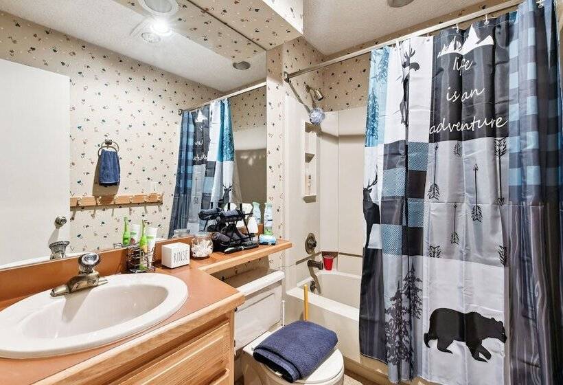 Lake Harmony Home W/ Screened Porch & Hot Tub!