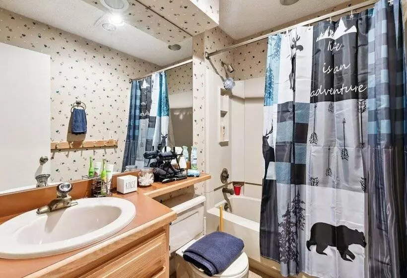 Lake Harmony Home W/ Screened Porch & Hot Tub!