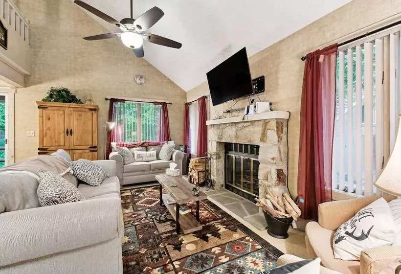 Lake Harmony Home W/ Screened Porch & Hot Tub!