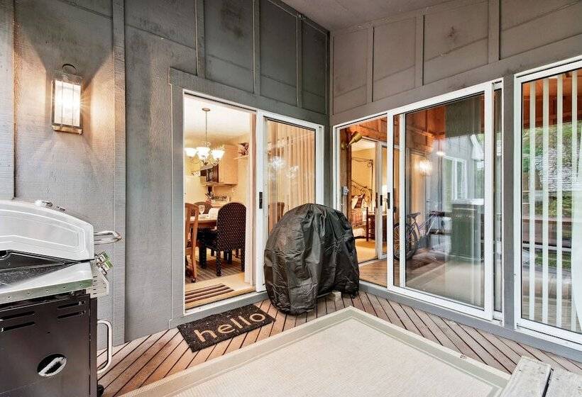 Lake Harmony Home W/ Screened Porch & Hot Tub!