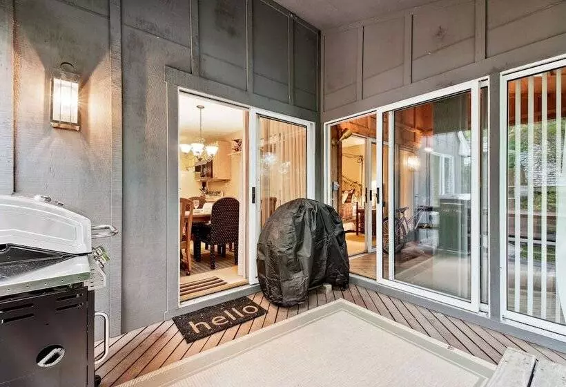 Lake Harmony Home W/ Screened Porch & Hot Tub!