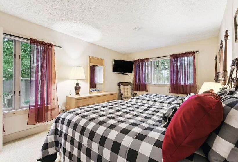 Lake Harmony Home W/ Screened Porch & Hot Tub!