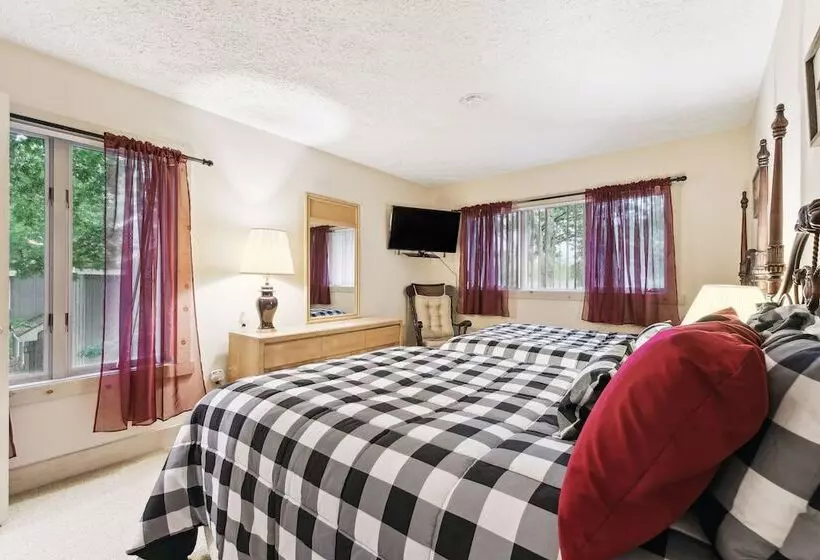 Lake Harmony Home W/ Screened Porch & Hot Tub!