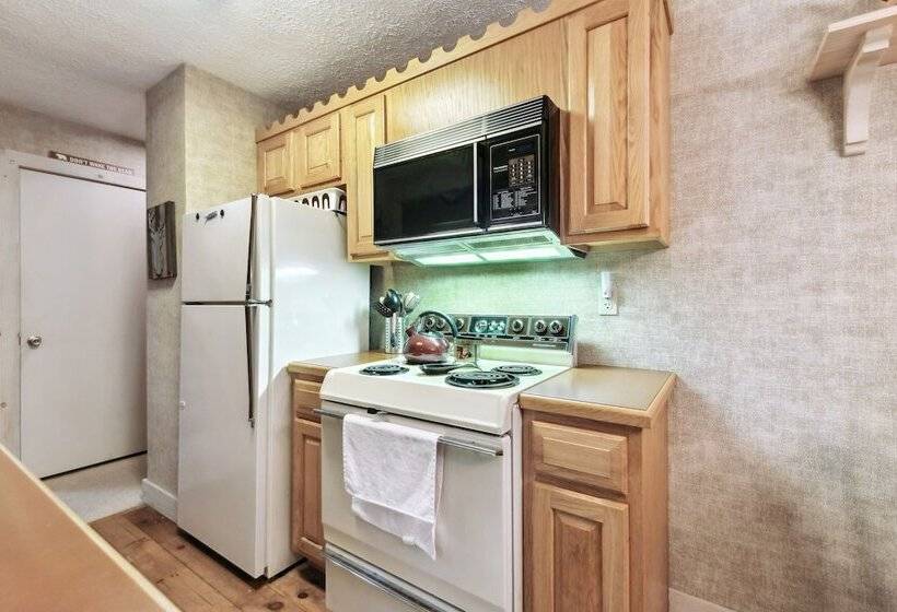 Lake Harmony Home W/ Screened Porch & Hot Tub!