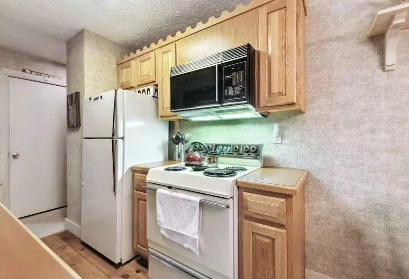 Lake Harmony Home W/ Screened Porch & Hot Tub!