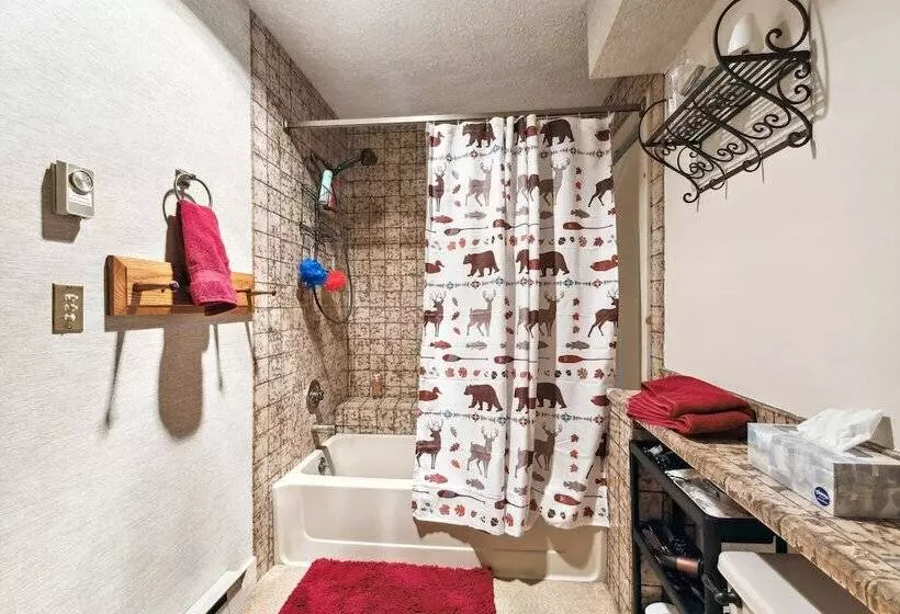 Lake Harmony Home W/ Screened Porch & Hot Tub!