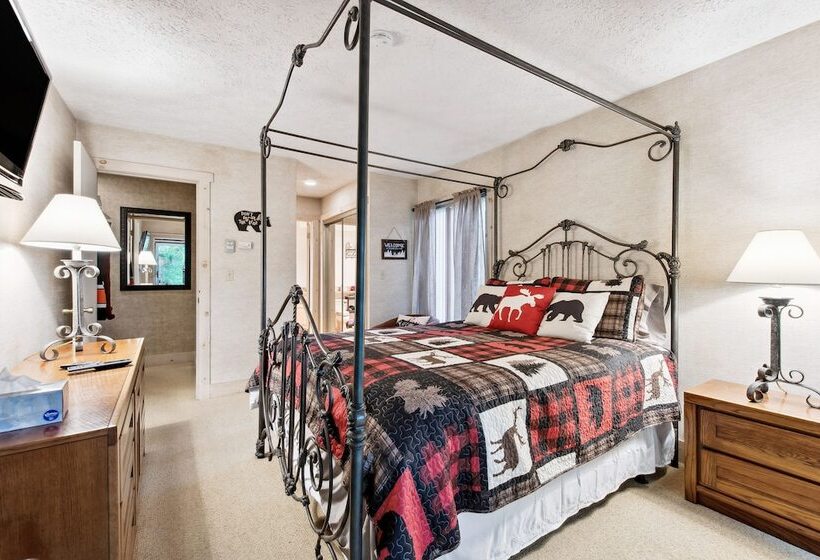 Lake Harmony Home W/ Screened Porch & Hot Tub!