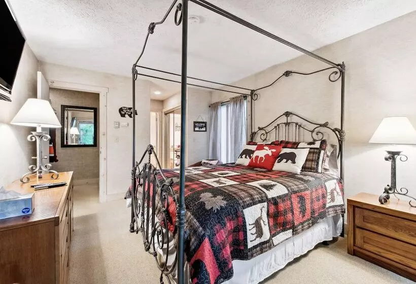 Lake Harmony Home W/ Screened Porch & Hot Tub!