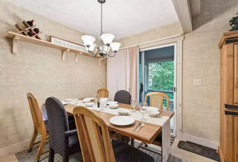 Lake Harmony Home W/ Screened Porch & Hot Tub!