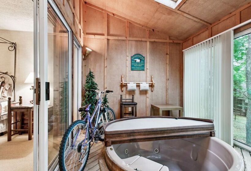 Lake Harmony Home W/ Screened Porch & Hot Tub!