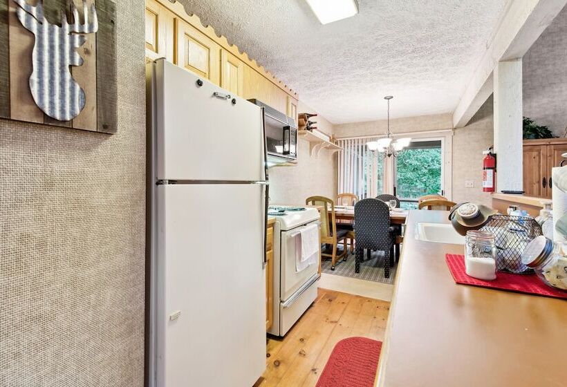 Lake Harmony Home W/ Screened Porch & Hot Tub!