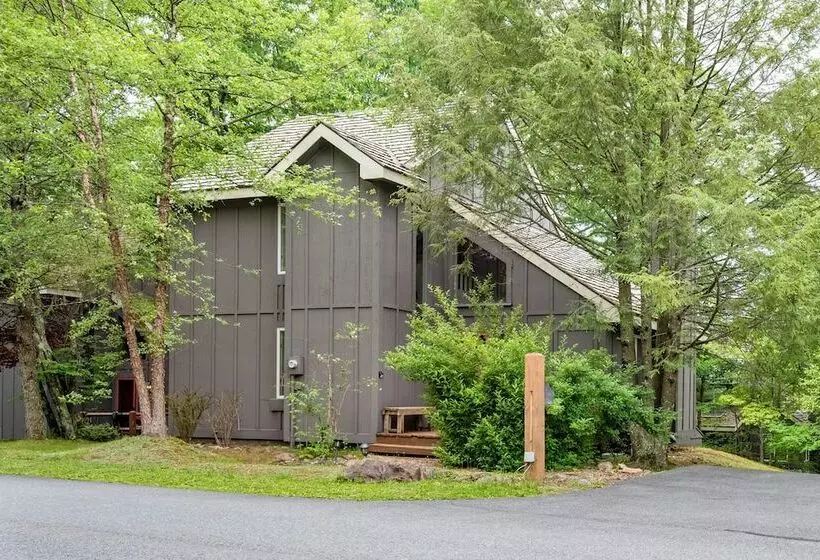 Lake Harmony Home W/ Screened Porch & Hot Tub!